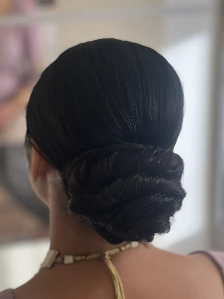 شینیون کلاسیک پایین با بافت پیچشی — Klassischer tiefer Chignon