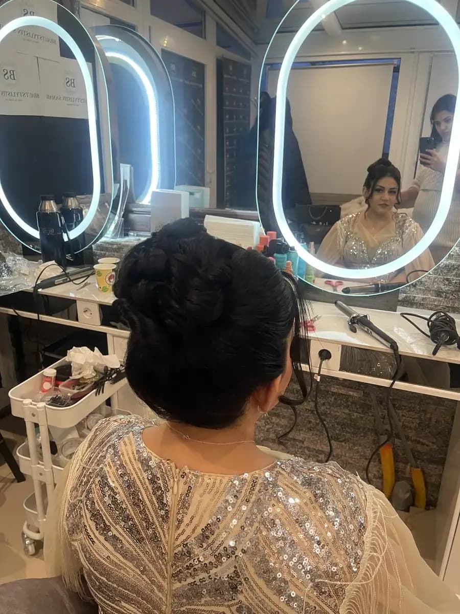 شینیون بافت‌دار مجلسی با لباس نگین‌دار — Hochsteckfrisur mit geflochtenem Dutt