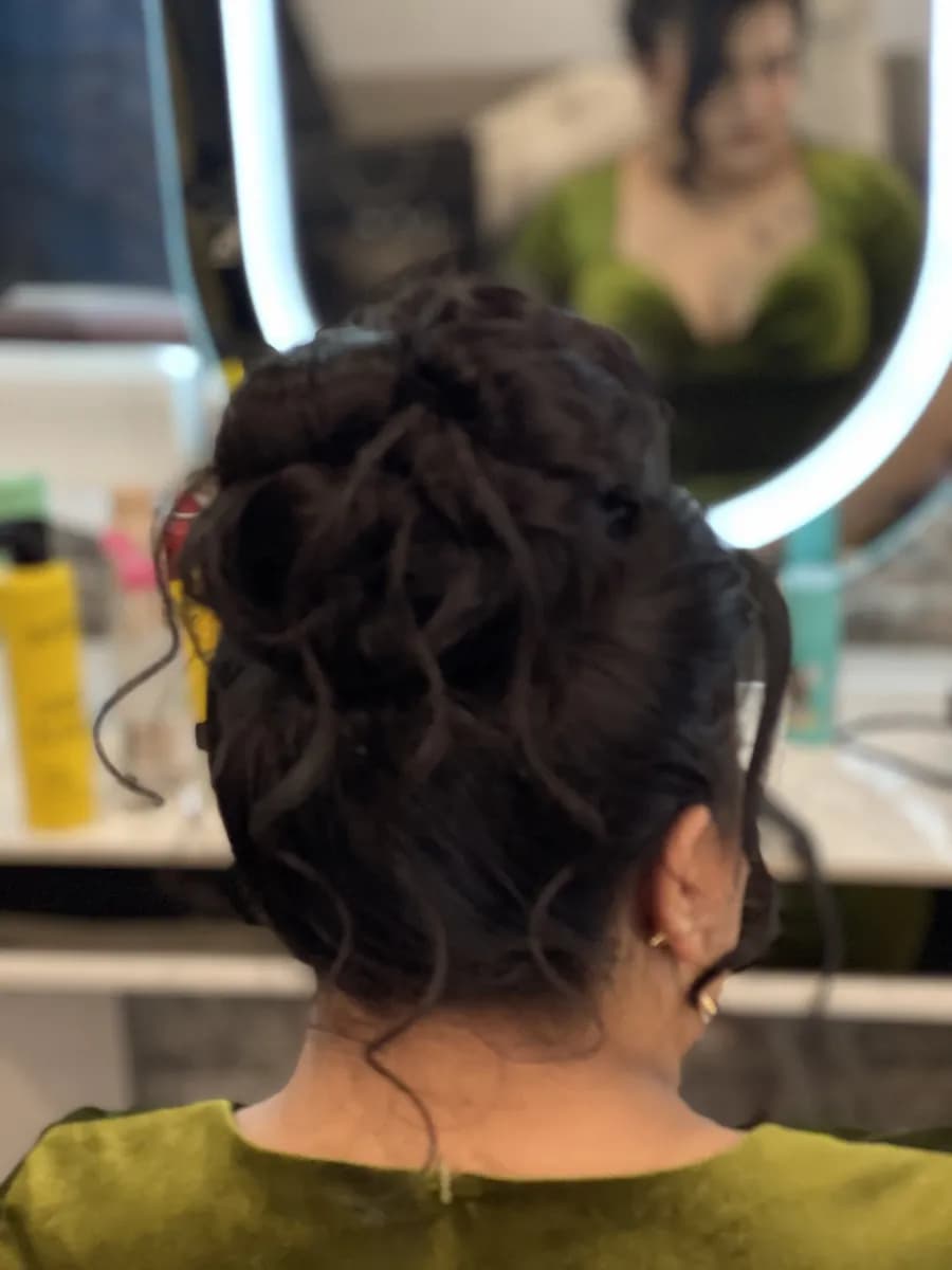 شینیون حجیم فردار رمانتیک — Voluminöser lockiger Hochsteck-Dutt