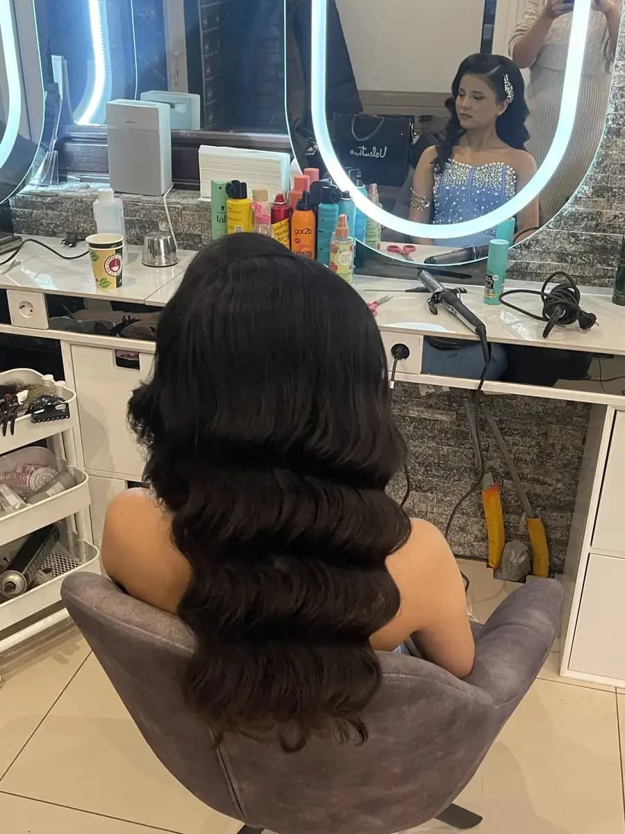 مدل رترو با موج‌های ظریف — Wasserwelle mit feinen Wellen