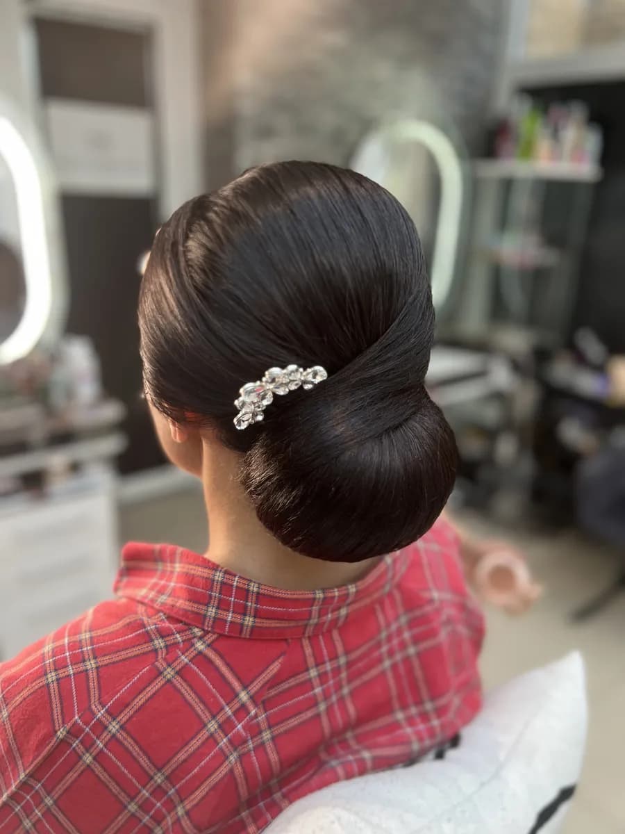 شینیون شنل با گیره کریستالی — Chanel-Chignon mit Kristall-Accessoire