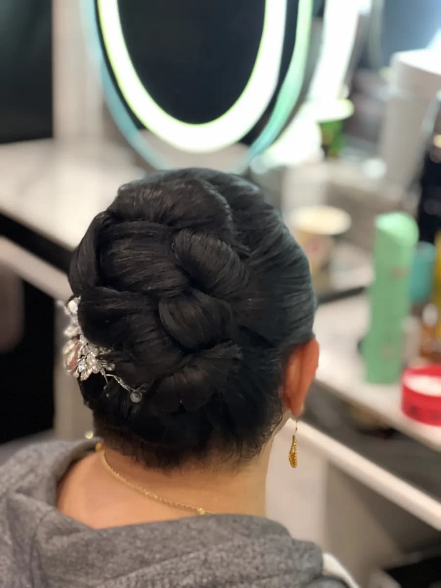 شینیون پیچیده گل‌رز با گیره کریستالی — Rosenförmiger Dutt mit Kristall-Haarschmuck